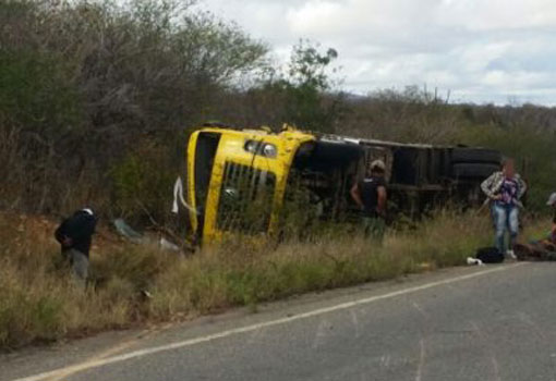 Caminhão tomba na BA-148 próximo ao Povoado de Fazendinha