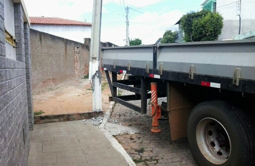 Brumado: Caminhão bate em poste após tentar manobra