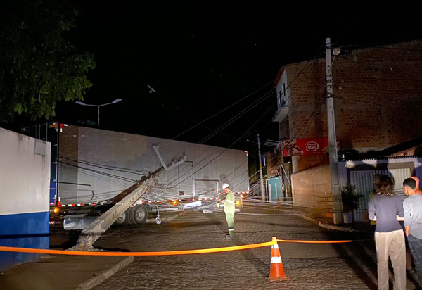 Caminhão derruba poste e deixa bairros Santa Tereza e São José sem energia em Brumado