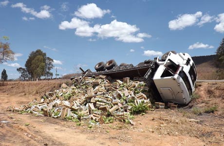 Caminhão de Brumado carregado de bananas capota em Barreiras