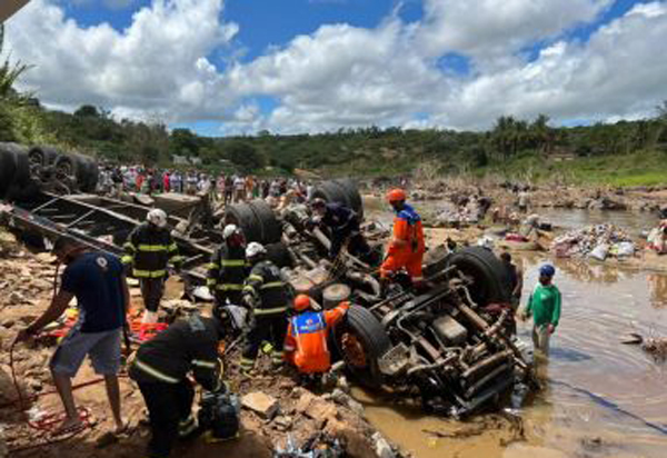 Cândido Sales: Motorista fica preso as ferragens após caminhão despencar de ponte