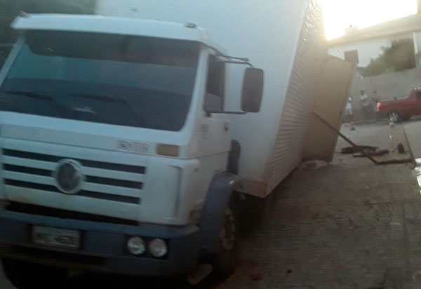 Brumado: Calçamento cede e caminhão cai em buraco no bairro Baraúnas