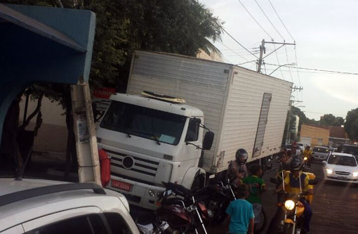 Brumado: caminhão colidiu contra poste de energia na Praça Armindo Azevedo