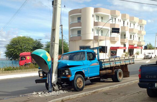 Brumado: após perder freios caminhão colide com poste na Avenida Centenário