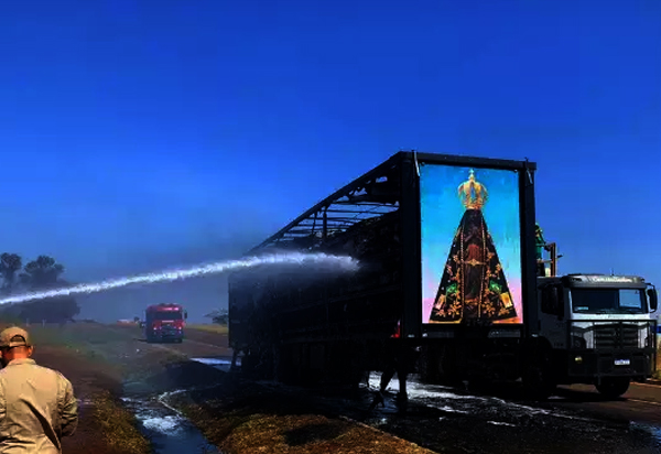 Nossa Senhora fica intacta após fogo destruir caminhão