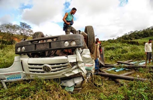 Caminhão com placa de Brumado tomba entre Mairi e Baixa Grande