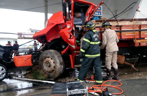 Conquista: caminhão desgovernado atinge quatro veículos e invade posto de combustíveis
