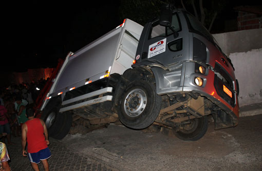 Brumado: Laje de galeria de esgoto cede e caminhão de coleta de lixo cai em buraco