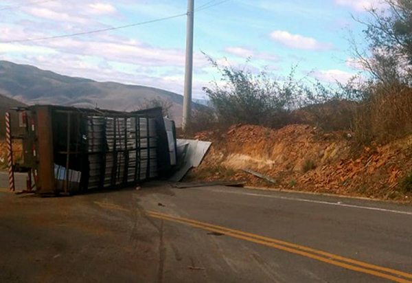 Rio de Contas: Caminhão com placas de Brumado carregado com ferro tomba na BA-148