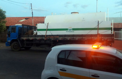 Brumado: caminhão atinge rede elétrica na Avenida Otávio Mangabeira e casas ficaram sem energia 