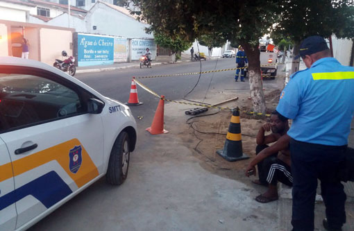 Brumado: caminhão atinge rede elétrica na Avenida Otávio Mangabeira e casas ficaram sem energia 