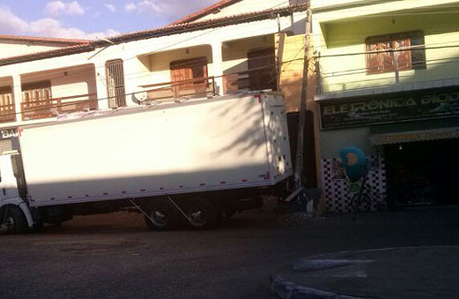 Brumado: Caminhão colide com poste e orelhão