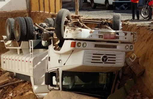 Buraco 'engole' caminhão após parte de rua ceder em Guanambi