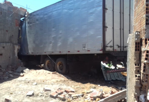 Ituaçu: caminhão desgovernado atinge lava jato, carros e prédio; três pessoas ficaram feridas   