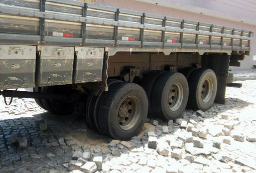 Brumado: pneus de caminhão ficam presos a paralelos soltos na Rua João XXIII