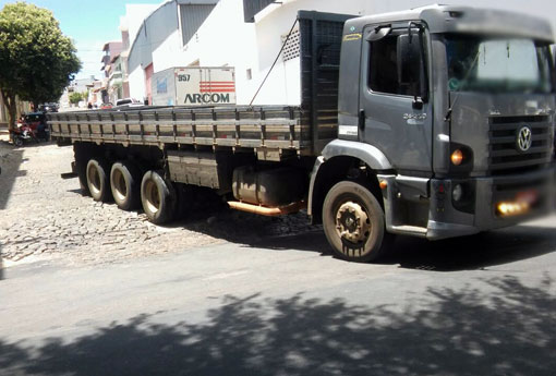 Brumado: pneus de caminhão ficam presos a paralelos soltos na Rua João XXIII