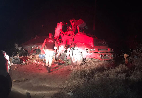 BA-148: Motorista fica ferido após caminhão tombar na Serra das Almas