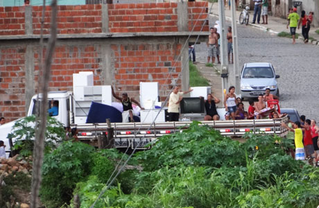 Brumado: Famílias abandonam casas devido enchente do Rio do Antônio
