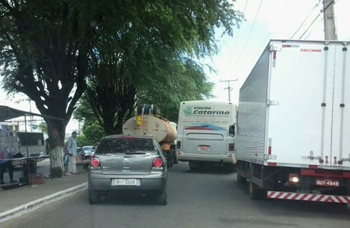 Brumado: Ônibus para no meio da rua e caminhão sobe em calçada para seguir em avenida