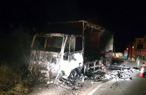 Aracatu: Caminhão tem pane elétrica e pega fogo na BA-262