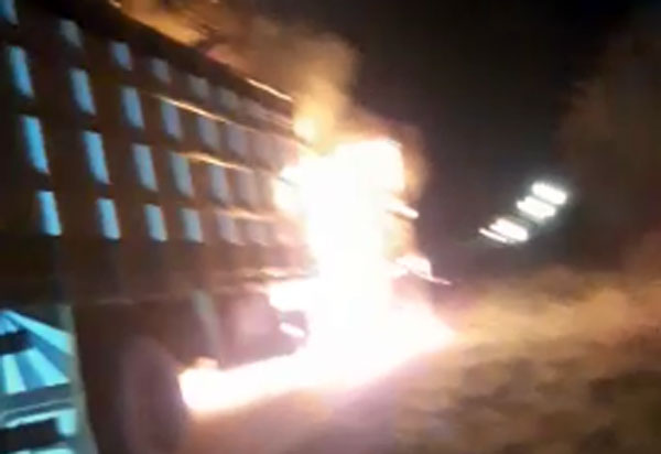 Brumado: caminhão boiadeiro pega fogo na BA-148, na Lagoa Funda