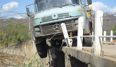 Dom Basílio: Caminhão fica pendurado em ponte na zona rural