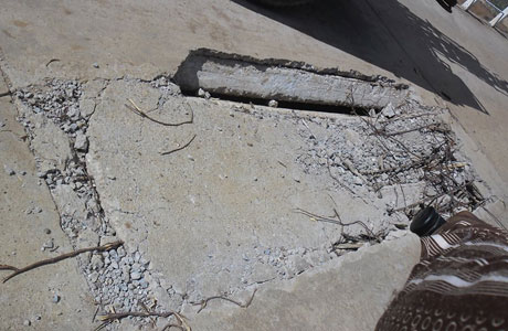 Dom Basílio: Caminhão fica pendurado em ponte na zona rural