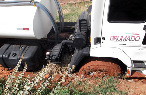 Brumado: Moradores pedem recuperação da Rua Padre Cicero; até um caminhão da prefeitura já atolou no local