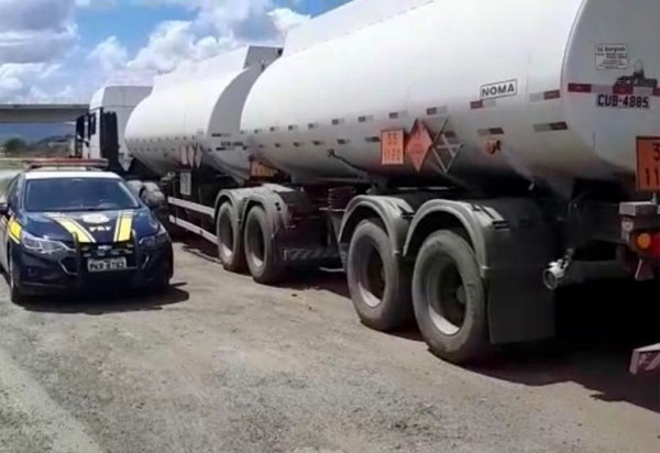 Caminhão carregado com quase 45 mil litros de etanol irregular é apreendido pela PRF em Jequié (BA)