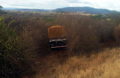 Motorista do caminhão que se envolveu em acidente na BR-030 registra furto de carga do veículo na delegacia