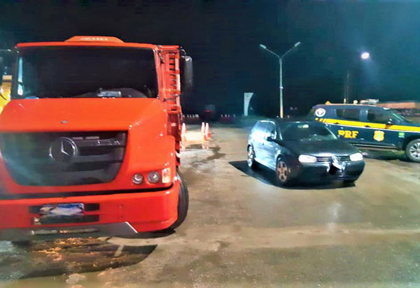 PRF BA recupera caminhão roubado avaliado em mais de R$ 250 mil e prende três assaltantes na divisa entre a Bahia e Minas Gerais