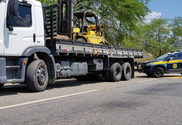 Caminhão roubado no Rio de Janeiro é recuperado pela PRF em Jequié com placas clonadas