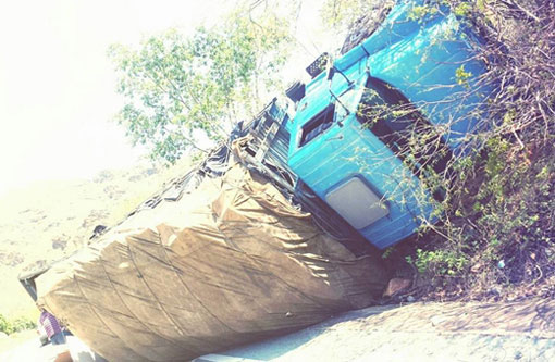 BA-148: Caminhão carregado com louças tomba na Serra das Almas