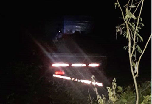 Caminhão carregado com mangas tombou na BA-148, trecho da Serra das Almas