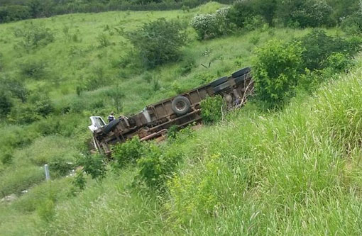 Serra dos Pombos: Caminhão carregado com cerveja caiu em ribanceira na BA-262