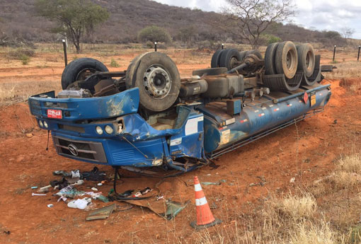 Brumado: caminhão tanque tombou na BA-148