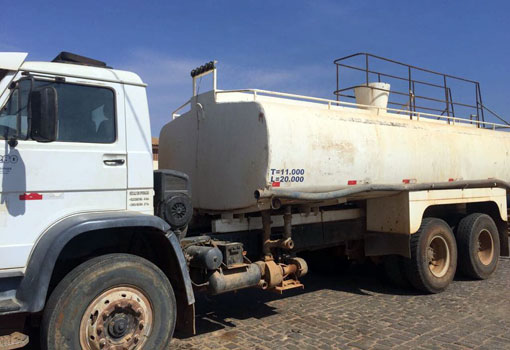 Vende-se um caminhão tanque traçado 20 mil litros