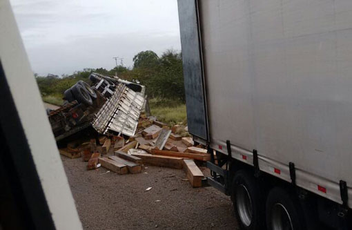 Brumado: Caminhão carregado de madeira tomba na BR-030