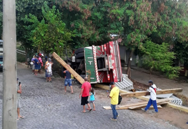 Brumado: Caminhão tomba após desviar de motociclista no bairro do Mercado 