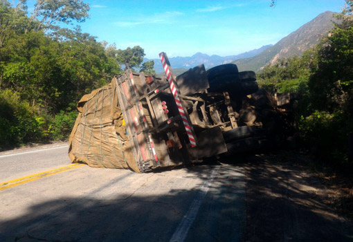 BA-148: Caminhão carregado com maracujá tomba na Serra das Almas