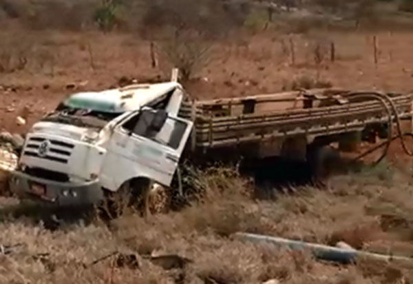 Brumado: Caminhão de empresa de perfuração de poços artesianos tombou na BR-030