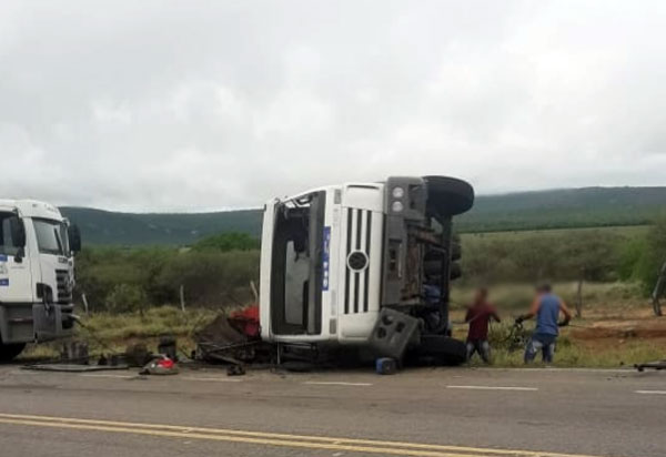 Caminhão tomba na BA-148, em Dom Basílio