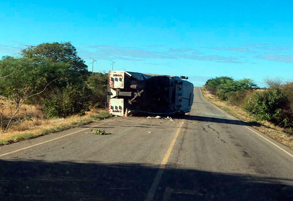 Caminhão tomba na BA-148 entre Dom Basílio e Brumado