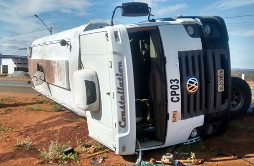 Caminhão tomba na BA-262 saída de Brumado para Aracatu