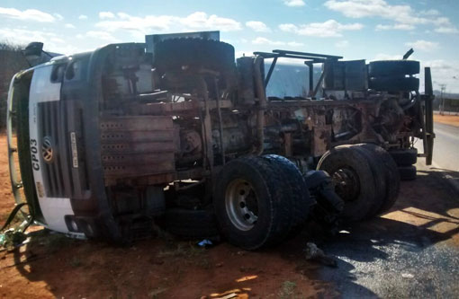 Caminhão tomba na BA-262 saída de Brumado para Aracatu