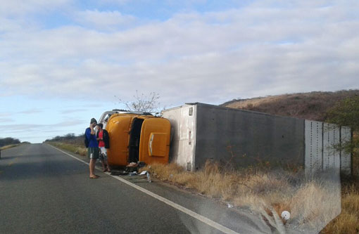 Caminhão capotou na BA-148 entre Brumado e Dom Basílio 