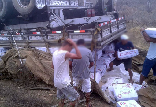 Contendas: caminhão carregado com carne de charque tombou na BA-026