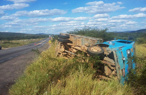 BR-030: Caminhões tombaram em lombada próximo a linha férrea, em Brumado