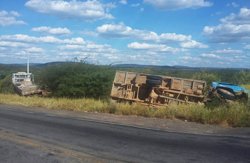 BR-030: Caminhões tombaram em lombada próximo a linha férrea, em Brumado