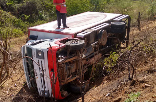 BR-030: Caminhão tombou na Comunidade Pancadão